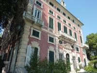 Die Villa Durazzo gehörte einst übrigens der Familie Durazzo, einer reichen Familie aus Genua, die durch Handel und Seidenverarbeitung zu Geld und Macht in Italien fanden.