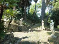 Diese Weg hier muss jeder durchqueren, der die Villa bestaunen möchte. Sie ist übrigens täglich geöffnet. Für diejenigen, die nicht aus eigener Kraft nach oben gelangen können, stehen außerdem kleine Shuttle-Fahrzeuge bereit.