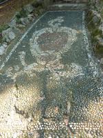 Die Wege bestehen zum Teil aus Mosaiken. Wenn auch etwas verfallen, so lassen sie doch die Pracht des Grundstücks schon beim Aufstieg erahnen.