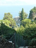 Der Aufstieg zum Castello belohnte den Besucher mit einigen schönen Bildern. Wie zum Beispiel das Bild dieser Villa hier an der Klippe.