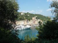 Wieder sehen Sie das türkisgrüne Meer. Die Yacht im Vordergrund war übrigens tatsächlich so hoch, wie die dahinter liegenden Häuser.