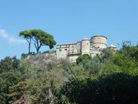 Noch ein Bild nur für das Castello. Gegen eine Gebühr von fünf Euro konnte es besichtigt, und die Aussichtsplattform rechts genutzt werden. Aus Zeitmangel verzichtete ich jedoch darauf.