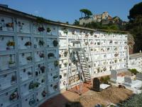 Diese waren allesamt in diese weiße Wand eingebettet. Im Hintergrund können Sie nochmals das Castello bestaunen.