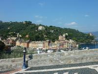 Die Häuser von Portofino wurden rund um die Küstenlinie gebaut. Genau so stellt man sich ein verschlafenes kleines italienisches Küstendorf doch vor.