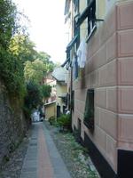 Nach unten ging es durch die kleinen Gassen zwischen Häusern und Mäuerchen. Typisch italienisch hängt die Wäsche der Bewohner an Wäscheleinen aus dem Fenster.