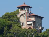 Dieses Gebäude haben Sie vielleicht schon auf dem Bild zuvor in kleiner Ausführung bemerkt. Beachten Sie die typisch mediterrane Farbe.