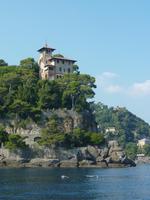 Gut zu sehen hier auch die schmale Straße, die ich zuvor bereits erwähnte. Sie wird übrigens gefilmt und darf pro Fahrzeug nur einmal am Tag befahren werden.