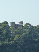 Dieses Gebäude schien an einem Foto kein Interesse zu habenund versteckte sich im kleinen Wäldchen an der Küste.