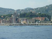 Die gesamte Hügelkuppe gehört zu eben dieser Villa. Sie erhebt sich ein gutes Stück über den restlichen Küstenteil der Stadt.