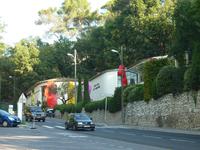 Direkt am Busparkplatz stand schon der erste Hinweis auf die hohe Künstlerdichte in dieser Gegend: Ein Museum für moderne plastische Kunst.