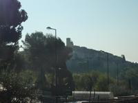 Rechts hinter dieser Skulptur auf dem Berg können Sie St. Paul de Vence bereits sehen.