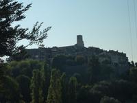 Die Stadt steht komplett auf einer Bergkuppe. So sollten im Mittelmeer plündernde Piraten von dem Zugriff auf die Stadt abgehalten werden.