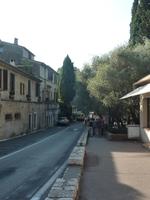 Unsere kleine Gruppe auf dem Weg nach St. Paul de Vence. Falls Sie den orangenen Schirm suchen, werden Sie ihn nicht finden. Franca hatte ihn leider im Bus vergessen.