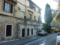 Links das berühmte Gasthaus La Colombe d'Or. Zahlreiche Künstler stiegen hier ab und bezahlten mit Kunstwerken für Kost und Logis. Das Innere ähnelt daher fast einem kleinen Kunstmuseum.