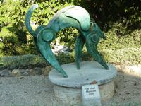 Diese Katze am Eingangstor stammt von dem Künstler Giuliano Mancini.