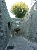 Wer durch das Stadttor eintritt, wird mit diesem einladenden Blick belohnt. Hinter der Mauer grinst einen nett eine Kanone an.