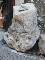 In diesem Fels kaum sichtbar hat sich ein Künstler mit einer Reliefabbildung von St. Paul de Vence verewigt.