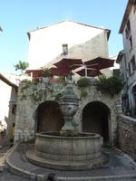 Auch alte Brunnen standen in diesem malerischen Städtchen.