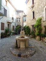 Eine weitere kleine Gasse mit einem kleinen Trinkwasserbrunnen. Wie Sie sehen ist hier fast alles aus Stein.
