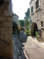 Eine weitere Steingasse mit kleinen Bildergalerien links und rechts.