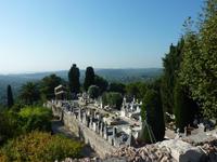 Dies hier ist der Friedhof von St. Paul de Vence. So klein dieser ist, so großartig ist die Aussicht, die man von ihm aus hat. Doch dazu später.