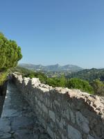 Die Stadt ist zwar überall in ihrem Inneren verwinkelt; Die Stadtmauer jedoch zieht sich relativ gerade um die Stadt.