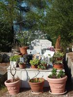 Im Hintergrund hinter diesem Grab sehen sie den herrlichen Ausblick auf das Umland.