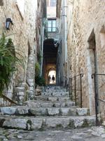 Die Stadt scheint leider nicht besonders rollstuhlgerecht zu sein. Auch mit Autos dürfte man hier kaum eine Chance haben.