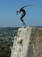 Sehr interessant fand ich auch diese Skulptur. Der Mann, der von der Mauer springt,bringt bereits die passenden Flügel mit.