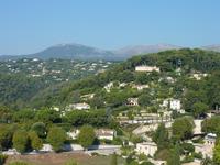 Allgemein ist das Hinterland von Nizza sehr gut begrünt. Die Häuser sind in diesem breiten grün recht weit auseinander gestreut.