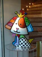 Dafür sprechen auch die bunten Skulpturen dieses Hundes...