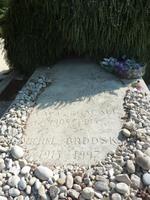 Das Grab von Marc Chagall. Viele Besucher legen gemäß dem alten jüdischen Brauch einen Stein in Gedenken auf dem Grab ab.