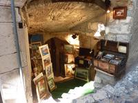 Obgleich dieser Laden hier im Keller zu sein schien,lockte allein der schöne Eingang schon viele Besucher an.