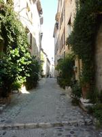 Eine weitere grün-graue Gasse des Städtchens St. Paul de Vence.