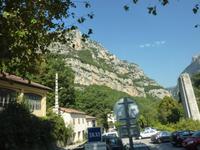 Rechts hier sehen sie einen einsamen Pfeiler. Er war Teil der Eisenbahnbrücke nach Grasse, die im zweiten Weltkrieg zerstört, und nie wieder aufgebaut wurde.