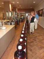 Dort stand zunächst eine Fabrikbesichtigung an. Hier sehen Sie eine Reihe von Duftessenzen, die fast wie ein kleines Mäuerchen wirken.