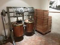 Die alten Geräte stehen nurmehr zur Dekoration in der Parfumerie.