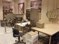 Die Seife wird bei Fragonard vor allem in eine Eierform gepresst. Die Einheitlichkeit der Form garantiert eine maschinengerechte Herstellung.