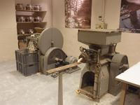 In dieser Maschine wird die Seife gepresst und kommt dann vorne am Stück wieder heraus.