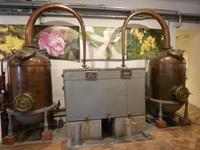 Diese Behältnisse dienen einer anderen Art der Parfumgewinnung, der Wasserdampfdestillation. Vor allem Rosenblüten- und Orangenblütenessenz wird noch so gewonnen.