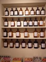 Ein Schränkchen mit weiteren Duftessenzen.