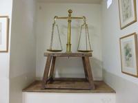 Dieses Bild kennen Sie alle von Justitia. Es handelt sich um eine alte Waage.