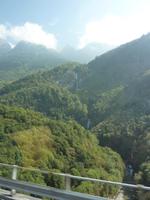 Von diesem Berg herab floß ein kleiner Fluss in Form eines tiefen Wasserfalls.