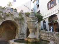 Waschhaus u. Brunnen