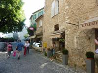 Im Dordf viele kl. Geschäfte