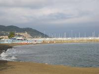 Diano Marina Strand mit Yachthafen