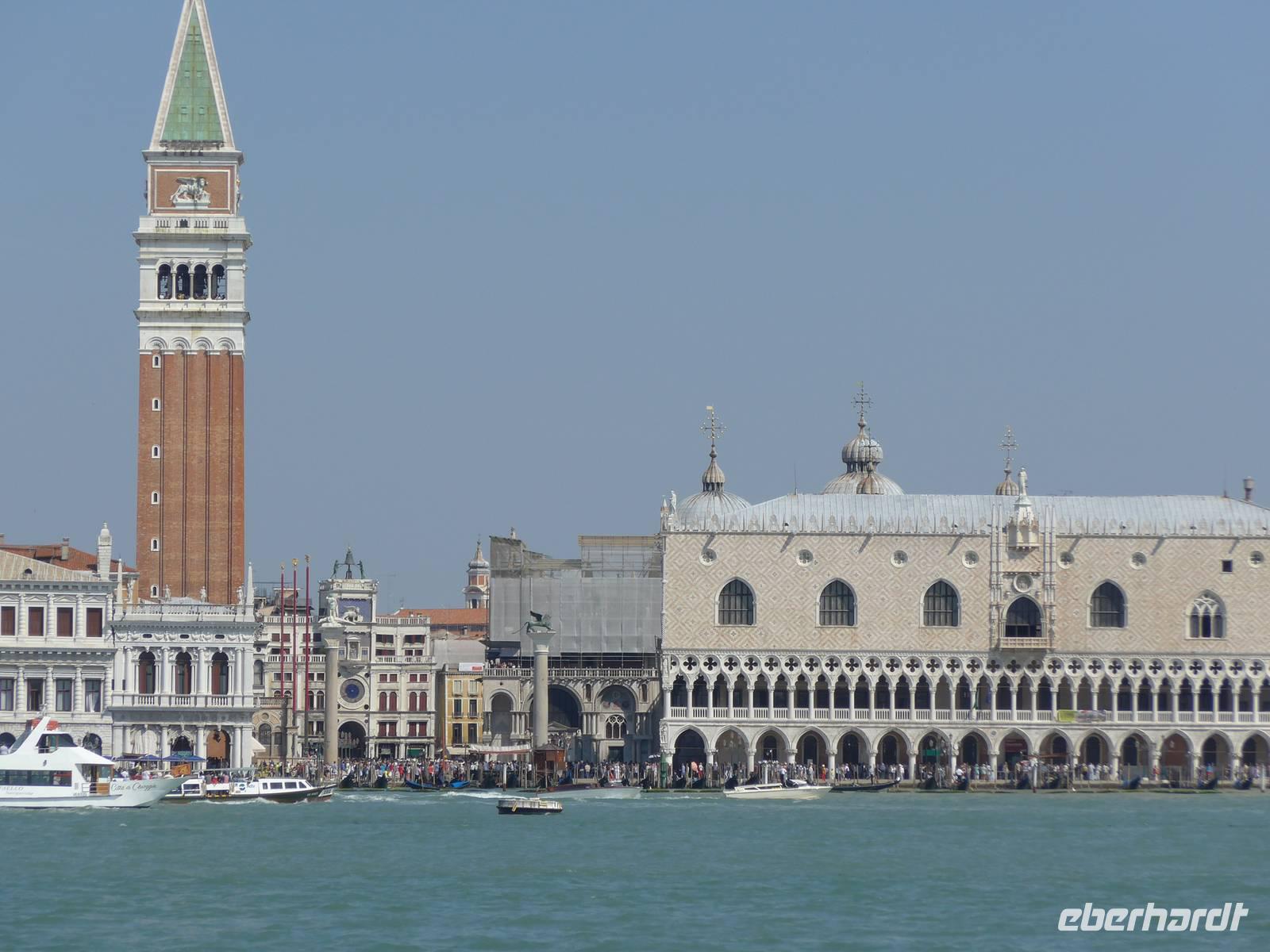 Blick auf den Markusplatz in Venedig vom Schiff aus