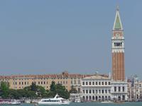 Blick auf den Markusplatz in Venedig vom Schiff aus