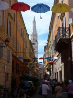 Straßendekoration in Modena