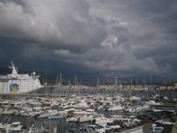Dunkle Wolken über Ajacchio